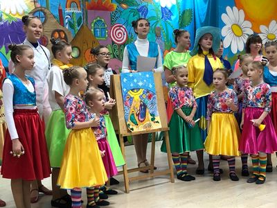 Воспитанницы православного детского дома «Покров» с.Елыкаево встречают гостей 