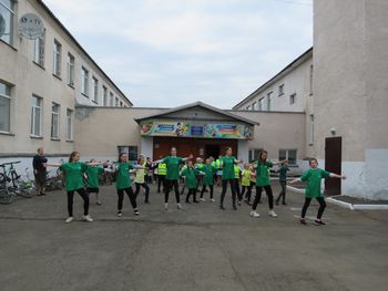 Школьники Кемеровского района провели танцевальный флешмоб