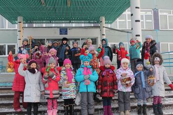 На территории МБОУ «Ясногорская СОШ» 15 декабря 2015 года состоялся экологический флешмоб «Новогодняя ёлка для птиц» в рамках областной акции «Помоги птице зимой»